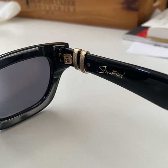 DEZI Stacked Sunglasses - black/dark smoke/gold